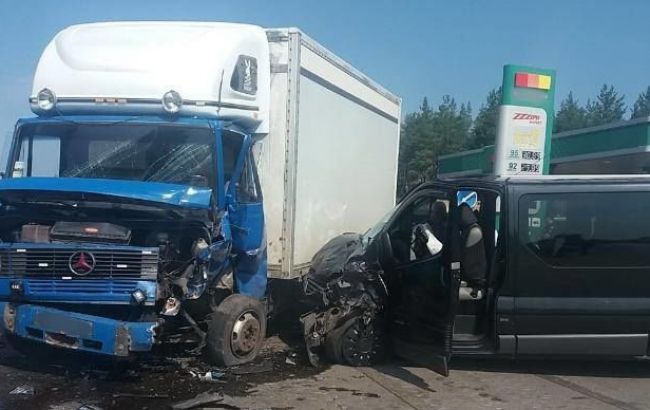 Біля Станиці Луганської зіткнулися вантажівка і мікроавтобус, є постраждалі