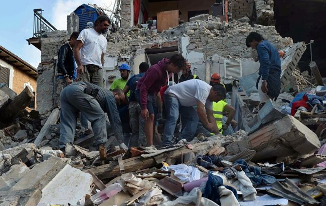 Пострадавший от землетрясения город в Италии подал иск против Charlie Hebdo