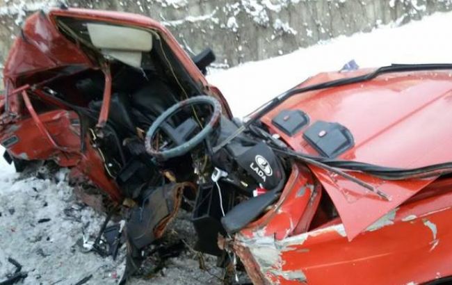 В Хмельницком столкнулись микроавтобус и автомобиль "ВАЗ", есть пострадавшие