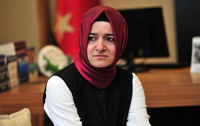 Высланный из Нидерландов министр Турции заявила, что в стране объявлен "негласный режим ЧП"