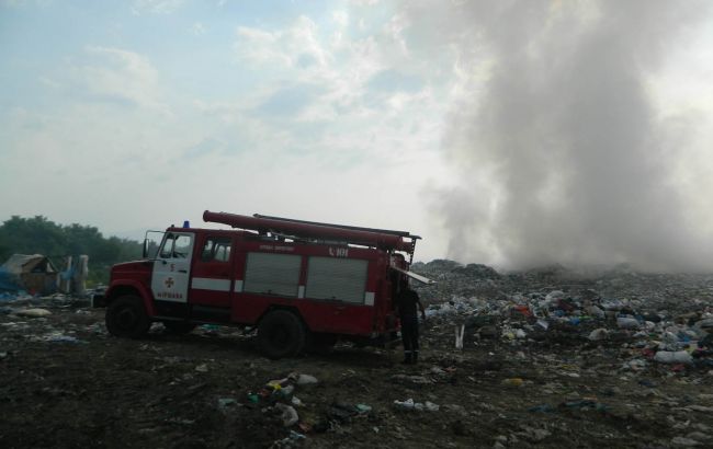 У Закарпатській області загорілося звалище