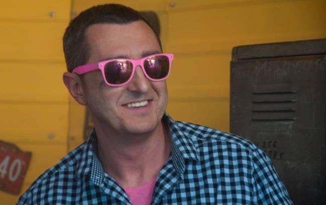 Український шоумен в новій пісні розповів про те, як пиво допомагає придбати жінкам красу