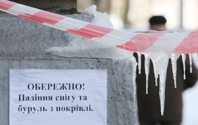 Глыбы льда падают на людей и авто:&nbsp;украинцам объяснили, можно ли&nbsp;добиться компенсации