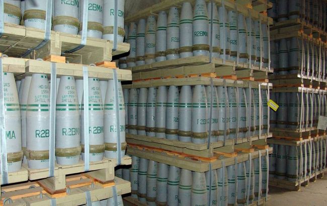 Макрон розкритикував обіцянку ЄС передати мільйон снарядів Україні