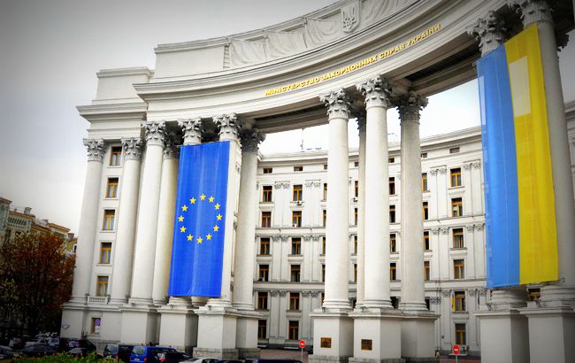 МЗС анулював диппаспорта 230 представників минулої і нинішньої влади