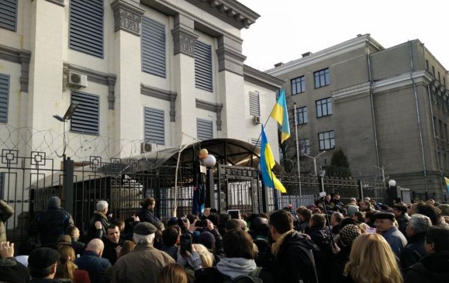В Киеве активисты передали сотрудникам посольства РФ петицию с требованием освободить Савченко
