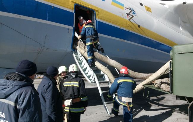 Навчання на "Мрії". Рятувальники провели "евакуацію" на найбільшому в світі літаку