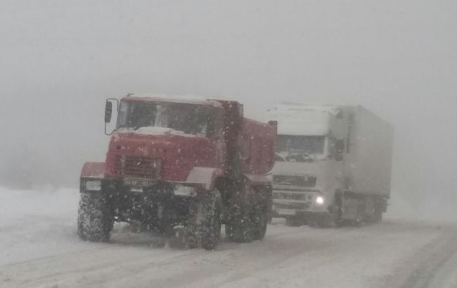 На Закарпатье две лавины сошли на дорогу