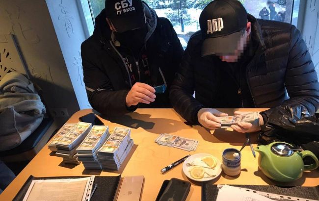 Хотели "помочь" бизнесмену за полмиллиона долларов: в Киеве задержали мошенников