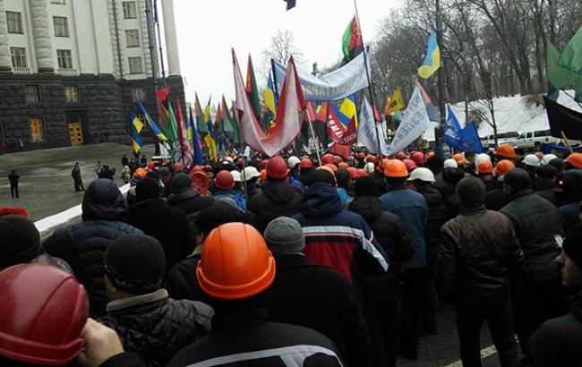 Под зданием Кабмина 500 шахтеров требуют дотаций для угольной отрасли