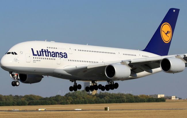 В Нью-Йорке самолет совершил экстренную посадку из-за сообщения о бомбе