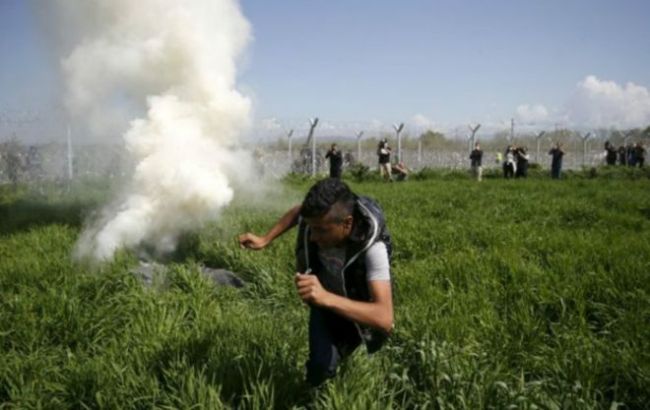 Полиция Македонии слезоточивым газом разогнала беженцев на границе с Грецией