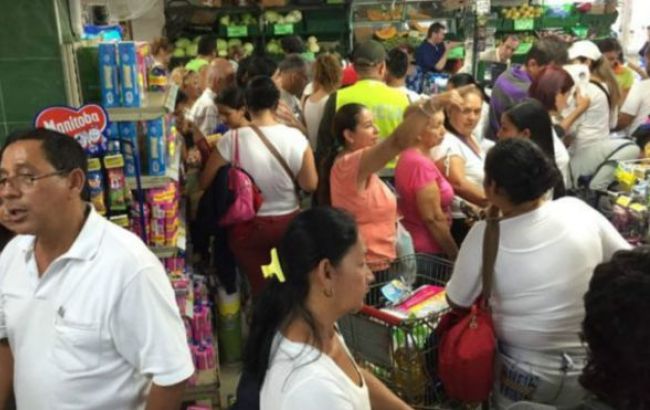 Тысячи жителей Венесуэлы прибыли в Колумбию за едой