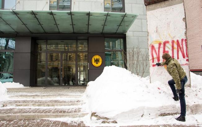 "Народный фронт" осудил поступок Гончаренко под посольством Германии