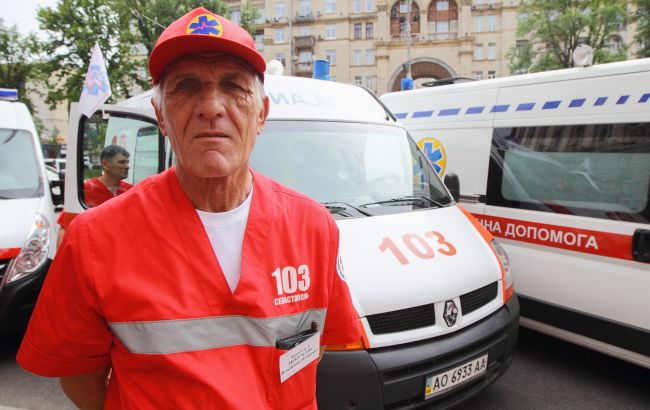 Під Одеської лікарнею помітили чергу з 17 "швидких": що відбувається в місті