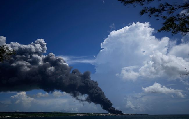 На Кубі через блискавку спалахнула масштабна пожежа: є жертва та багато постраждалих