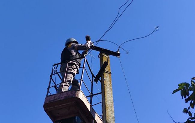 За місяць енергетики разом із ЗСУ повернули світло для 385 тисяч родин, - ДТЕК