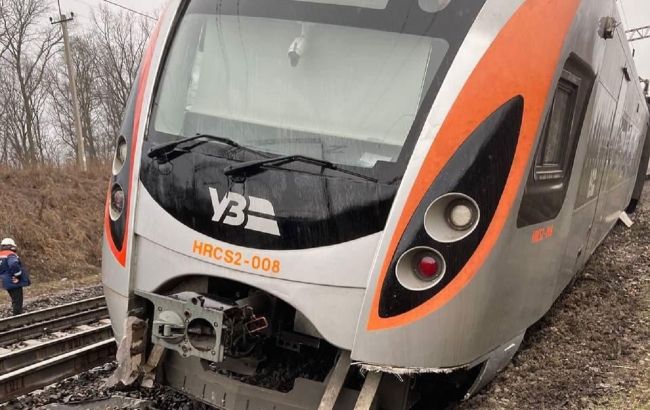 Железнодорожники подняли три вагона сошедшего с рельсов поезда "Интерсити"