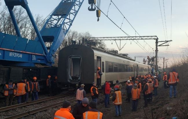 Сошедший с рельсов "Интерсити" возобновил курсирование. Поезда еще задерживаются