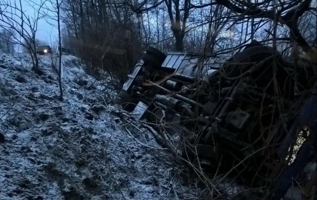 На Закарпатье автобус сорвался в пятнадцятиметровый обрыв