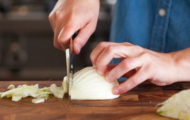 Кулінар назвав головні секрети нарізки "сльозогінного" овочу
