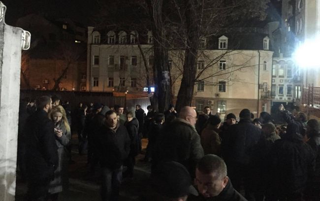 Под зданием суда по Насирову собралось около тысячи активистов