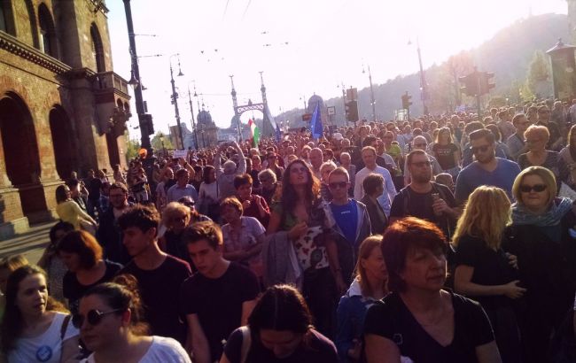 В Будапеште 10 тыс. человек протестовали против закрытия университета, основанного Соросом