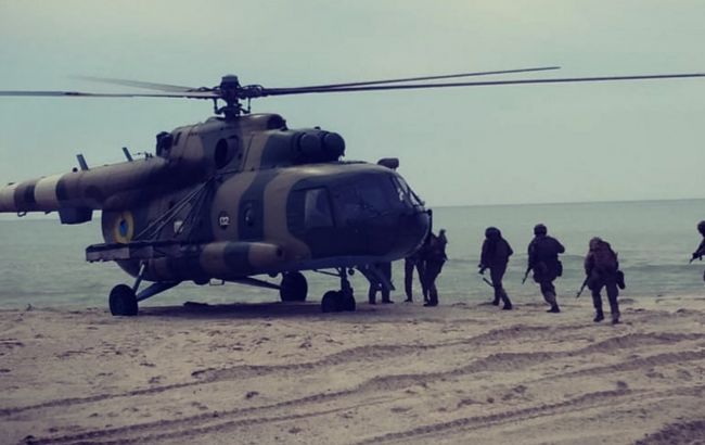 Українські десантники провели навчання на морському узбережжі