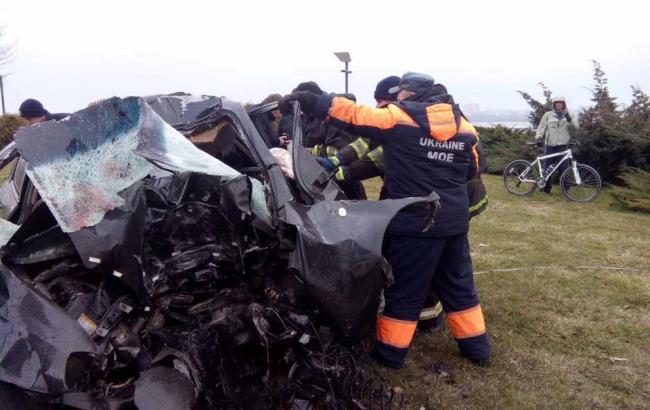 В Днепре автомобиль врезался в столб, погибли три человека