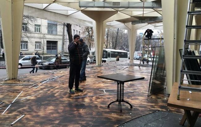 В центре Киева коммунальные службы снесли летнюю площадку ресторана