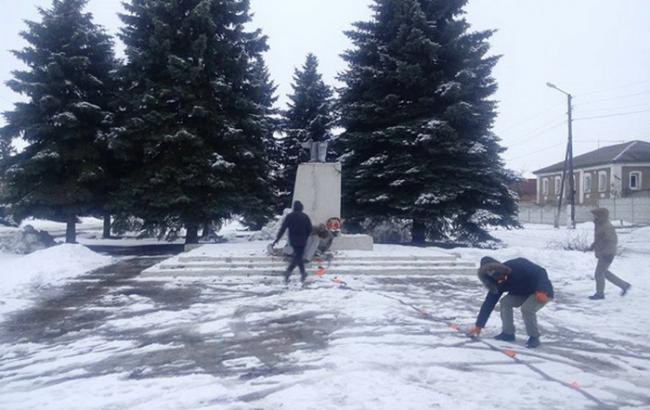 В поселке возле Харькова повалили памятник Ленину