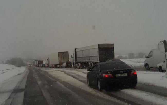 На трасі Одеса-Київ утворилася велика пробка через снігопад, рух обмежено