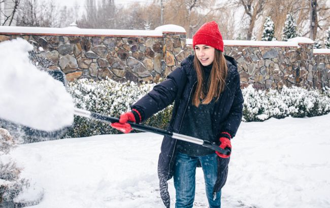 Як прибрати сніг швидко та без шкоди для здоров'я: 4 важливі правила