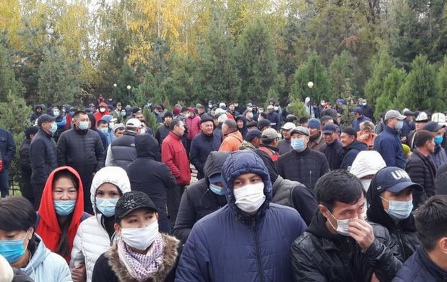 В Киргизии отключили банкоматы из-за угрозы мародерства