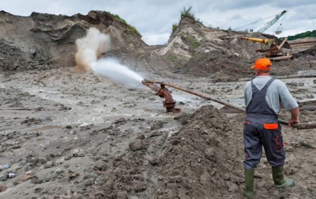 В Житомирской области объявили подозрение группе лиц, добывавшим янтарь