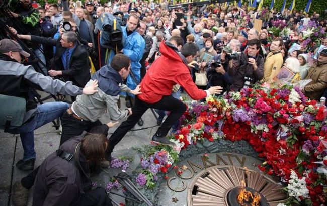У Вечного огня возникла потасовка между участниками марша и националистами, пострадала девушка