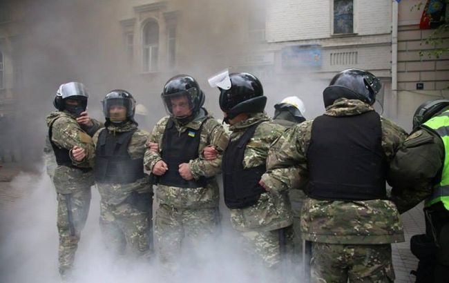 Возле офиса движения ОУН неизвестные зажгли дымовую шашку, травмирован полицейский