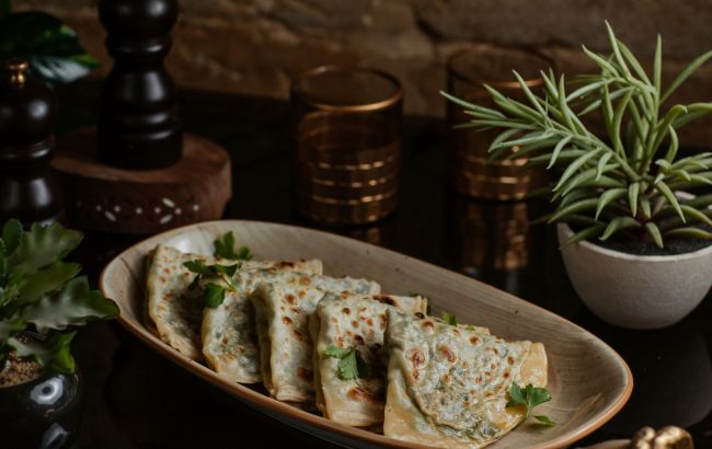 Китайські млинці з цибулею та соєвим соусом: адаптований рецепт простої азійської страви