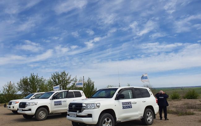 Вибухи та обстріли на Донбасі: спостерігачі ОБСЄ зафіксували близько сотні порушень