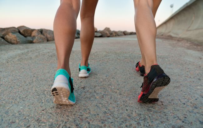 Простий трюк під час ходьби покращує роботу мозку: ось що робіть