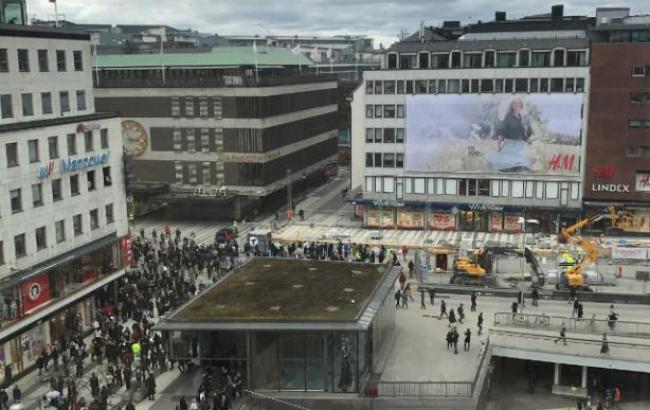 Наезд грузовика на толпу в Стокгольме: консул выясняет наличие украинцев среди пострадавших