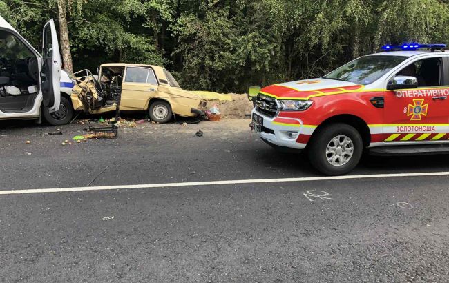В Черкасской области столкнулись три автомобиля, есть жертва и пострадавшие