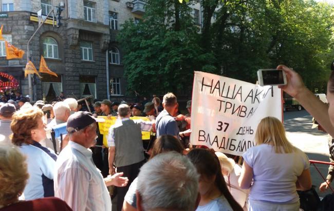 На Банковой произошли столкновения вкладчиков банка с полицией