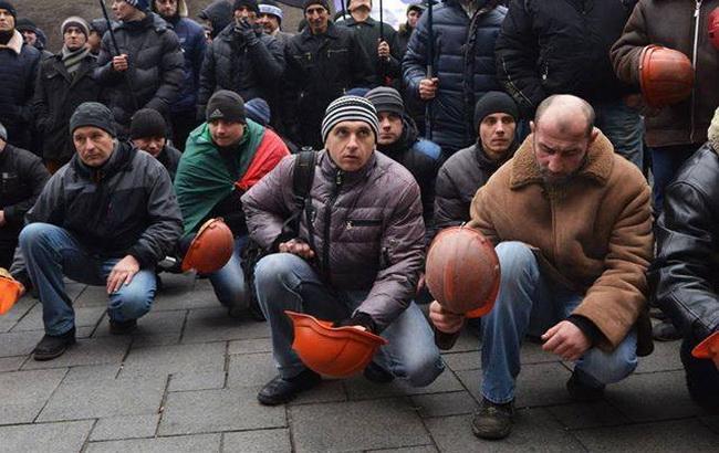 Более 100 шахтеров перекрыли дорогу во Львовской области