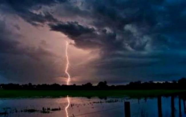 ГСЧС предупреждает о сильных дождях, грозах и шквалах в Украине 22 июля