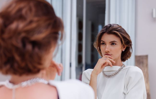 Никогда не говорите это перед зеркалом: слова, которые "программируют" неудачу