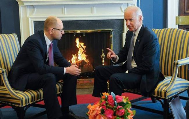 Яценюк и Байден призвали Россию обеспечить доставку украинской гумпомощи на Донбасс