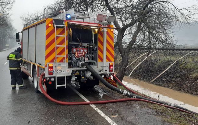 Закарпатську область накрили опади: підтоплені дороги та будинки
