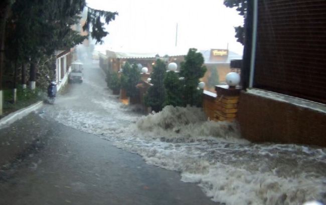 На Крым обрушились мощные ливни. Ялту и Керчь залило водой: ситуация на полуострове