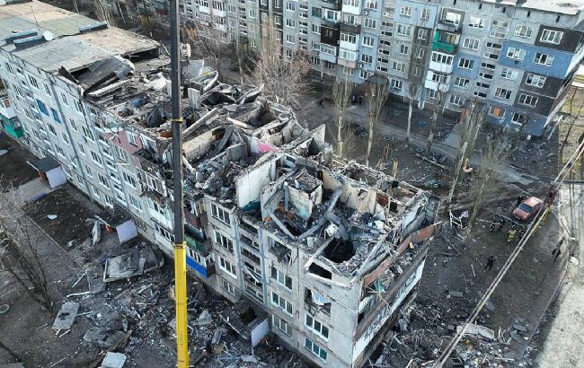 Полиция показала фото последствий авиаудара по домам в Мирнограде